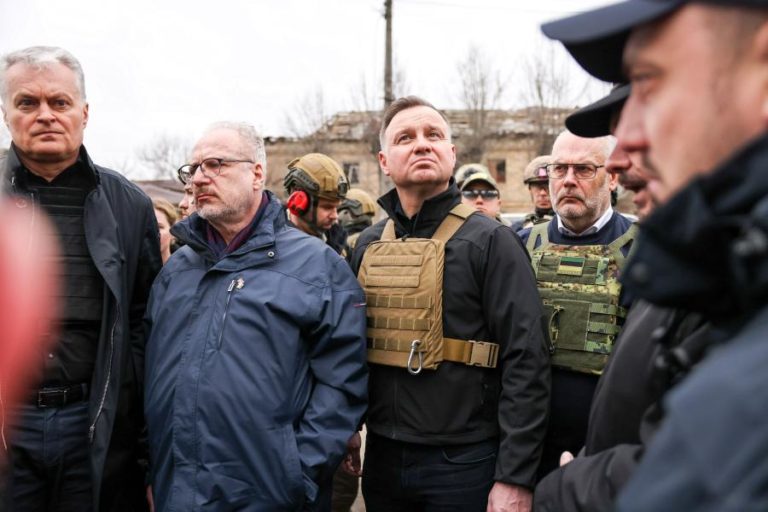 Ucrânia: Presidentes da Polónia e dos países bálticos visitam local de “dor e sofrimento”