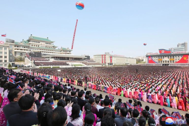 Coreia do Norte organiza desfile civil em aniversário do fundador do país