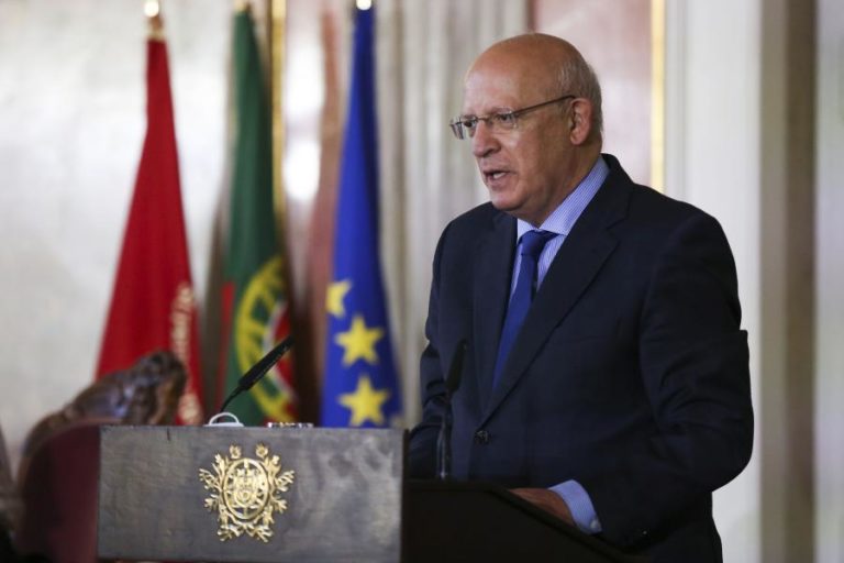 25 Abril: Santos Silva convida todos a visitarem o parlamento, “casa da democracia”