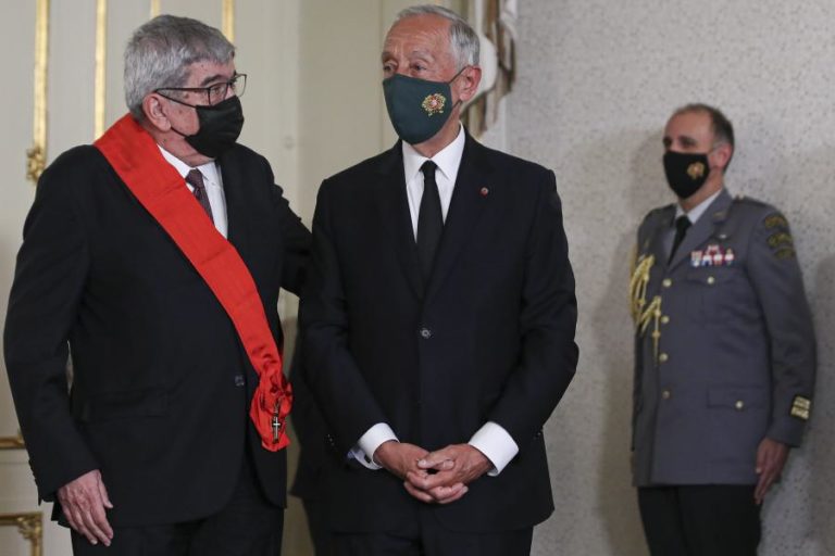 Marcelo condecora Ferro Rodrigues com grã-cruz da Ordem Militar de Cristo