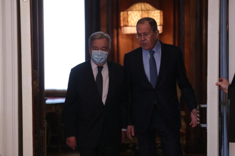 Ucrânia: Guterres pede em Moscovo um cessar-fogo o mais rapidamente possível