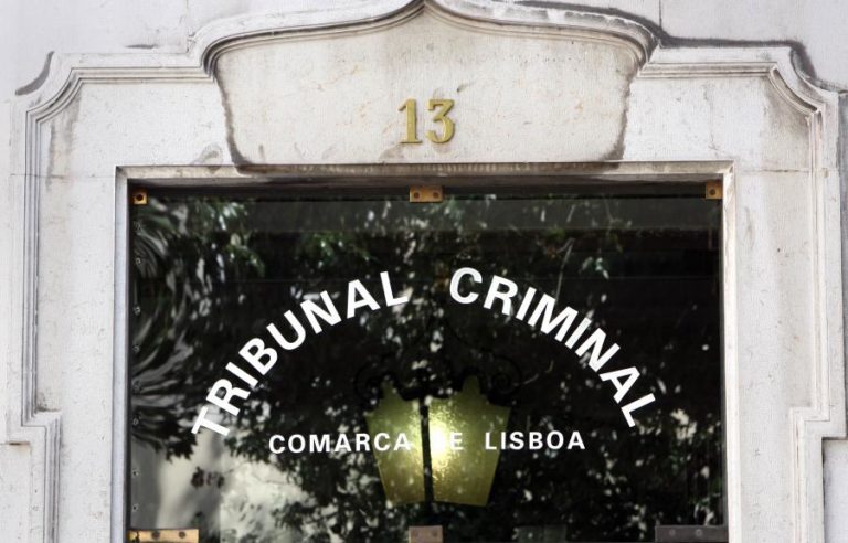 Degradação do antigo tribunal da Boa Hora é tema da mais recente Zine Photo