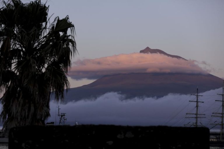Campeão paralímpico sobe ao Pico com Cauê para angariar fundos para cães-guia