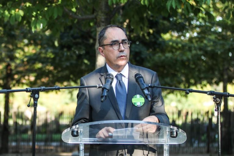 Antigo diretor do Louvre suspeito de tráfico de antiguidades e lavagem de dinheiro