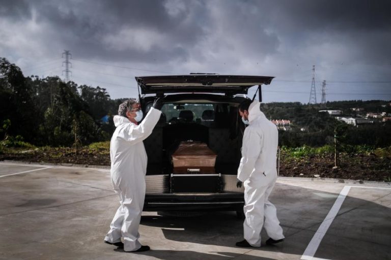 Covid-19: Luto inacabado pode ter impacto “devastador” na saúde mental a longo prazo