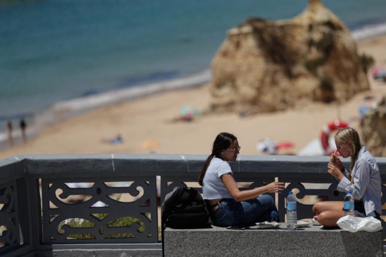 Atividade turística em abril com primeira subida face ao período pré-pandemia