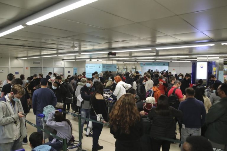 Plenário do SEF provoca demoras de horas no controlo da chegada de passageiros de fora da Europa