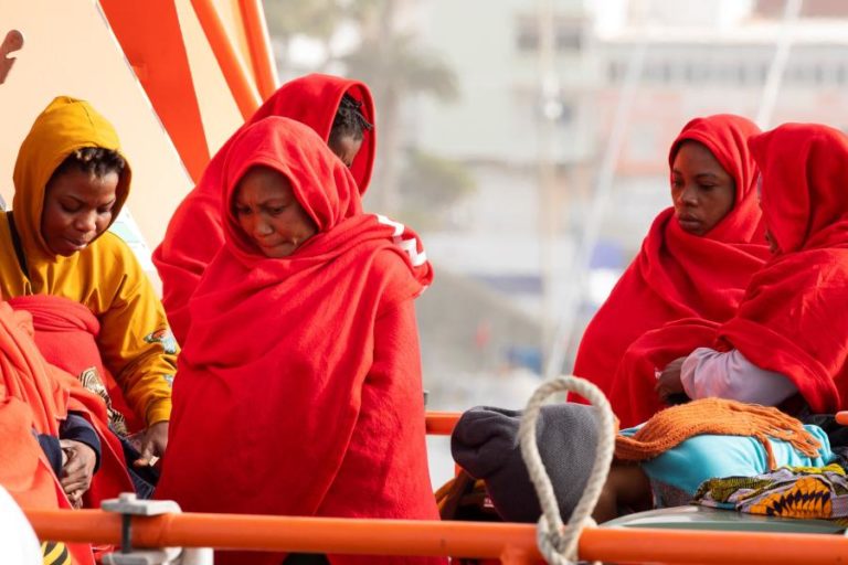 Resgatado barco pneumático com 58 migrantes no sul de Lanzarote