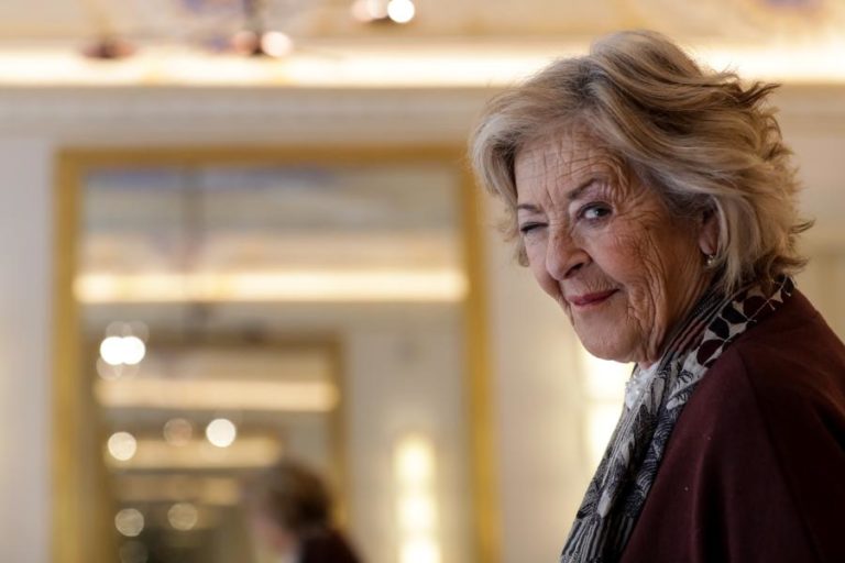 Simone de Oliveira condecorada com a Grã-Cruz da Ordem de Mérito