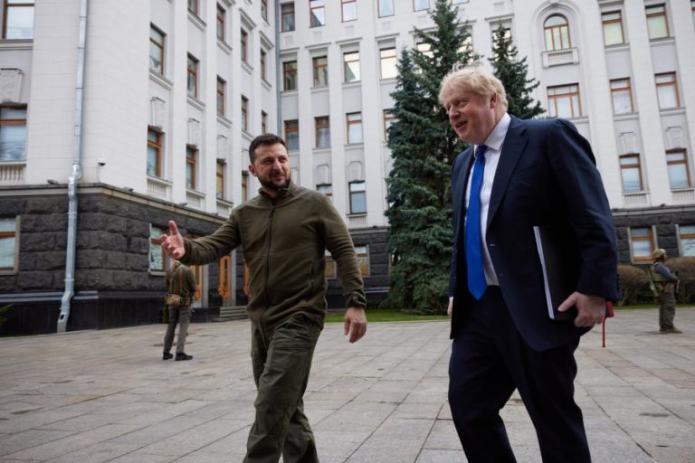 Ucrânia: Johnson e Zelensky abordam “bloqueio desprezível” da Rússia a Odessa