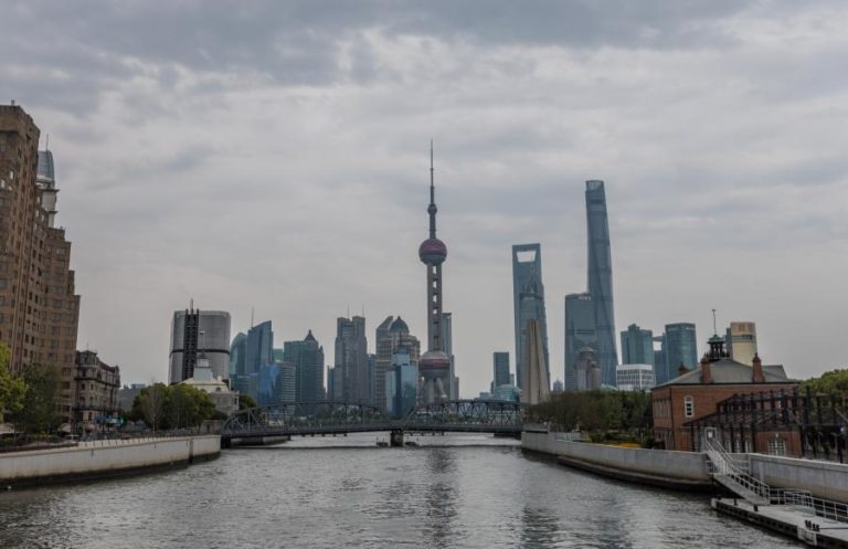 Covid-19: Impacto económico de atual surto na China é dez vezes superior ao confinamento inicial de Wuhan