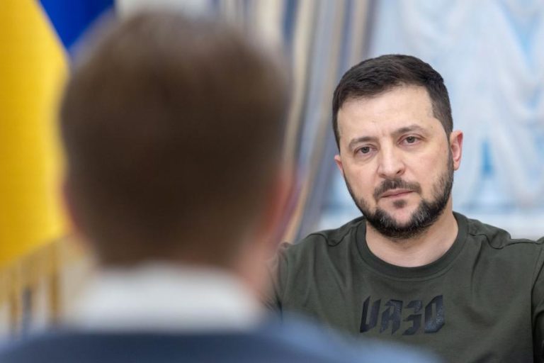 Zelensky declara que retirada de civis de Mariupol vai continuar