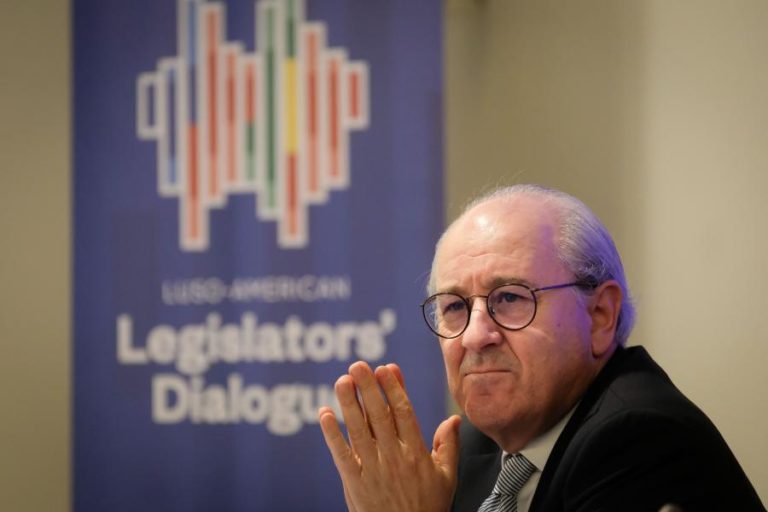 Rio diz que consigo “não foi possível” fazer reformas e admite que “o país não quer”