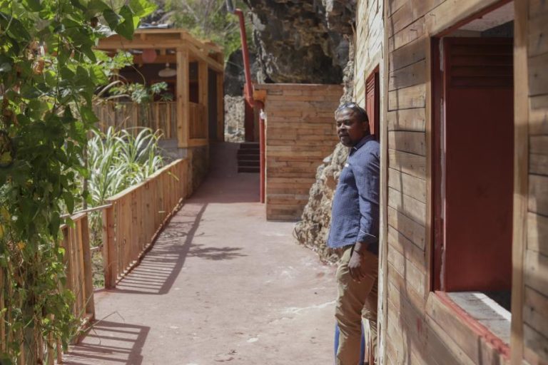 Pandemia “forçou” professor cabo-verdiano a transformar grutas em pensão e restaurante
