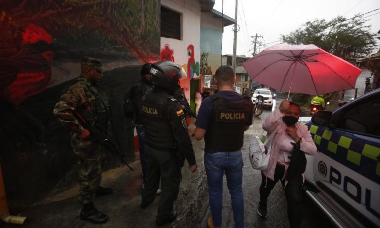 Mais de 100 veículos destruídos na Colômbia em represálias de cartel de droga