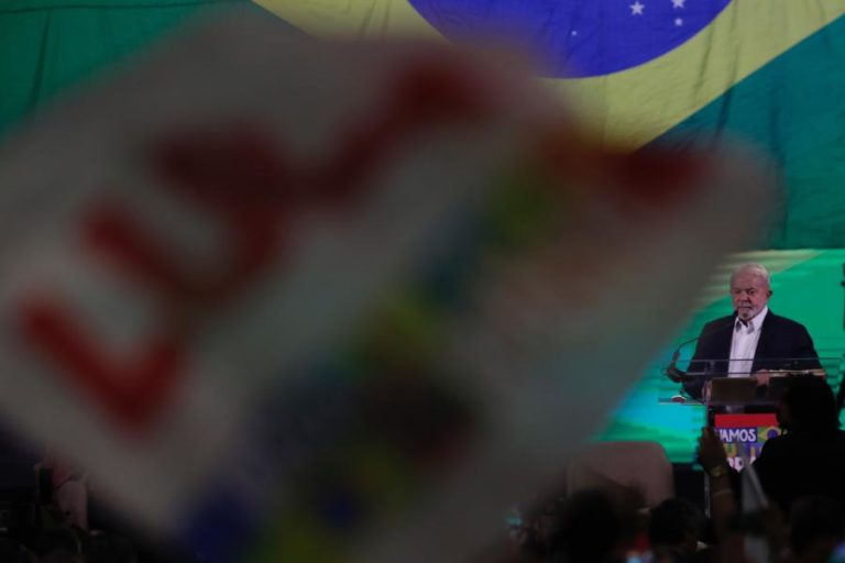 Vantagem de Lula da Silva sobre Bolsonaro cai seis pontos em sondagem no Brasil