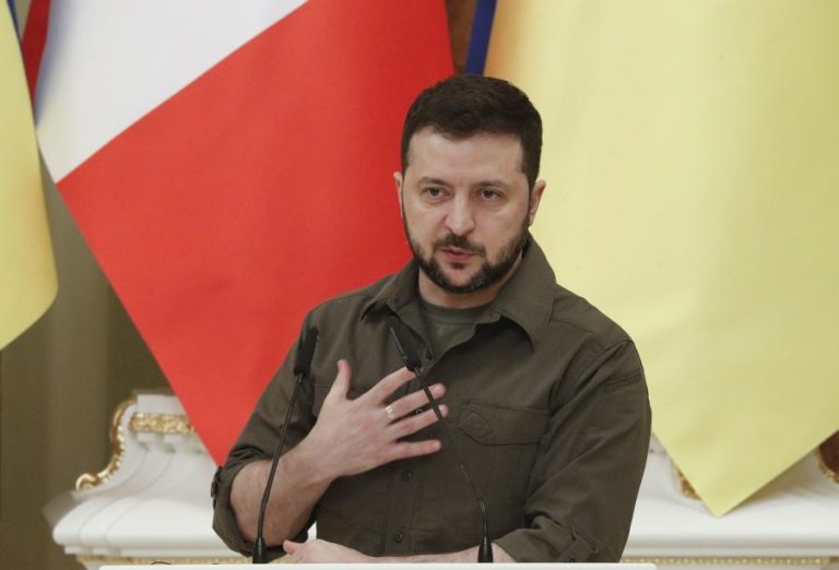 Ucrânia: Zelensky diz que Kiev não recebeu armas suficientes para “libertar Mariupol”