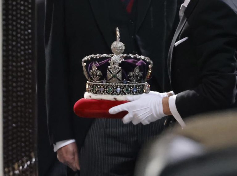 Celebrações do reinado de Isabel II marcadas pela crescente fragilidade