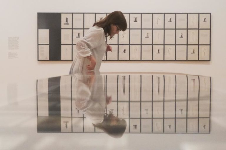 Exposição antológica de Julião Sarmento explora territórios da sedução em 121 obras