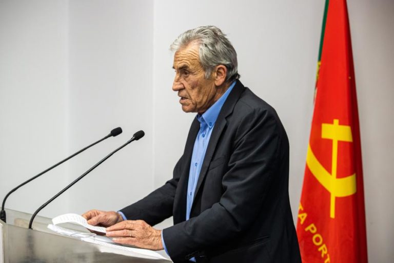 Jerónimo de Sousa lamenta que “rolo compressor” tenha garantido aprovação do Orçamento