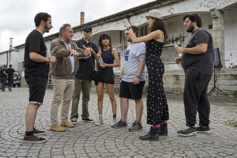 António Capelo dirige espetáculo com 300 pessoas em fábrica desativada de Vale de Cambra