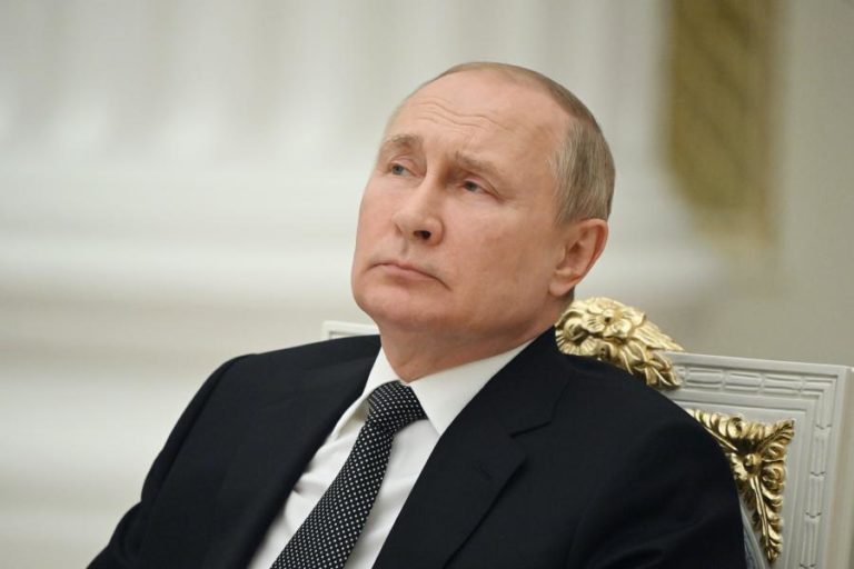 Putin assina lei que aboliu limite de idade para servir no exército