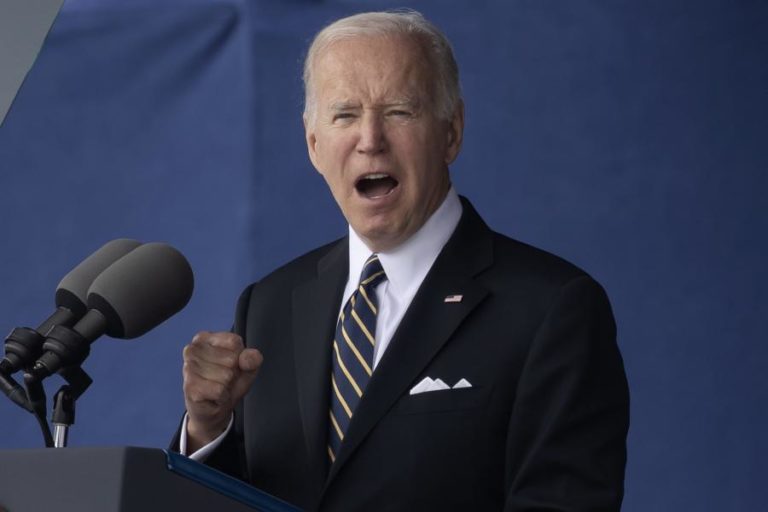 Biden lamenta “crise de fé” e desafia jovens contra divisão e ódio nos Estados Unidos