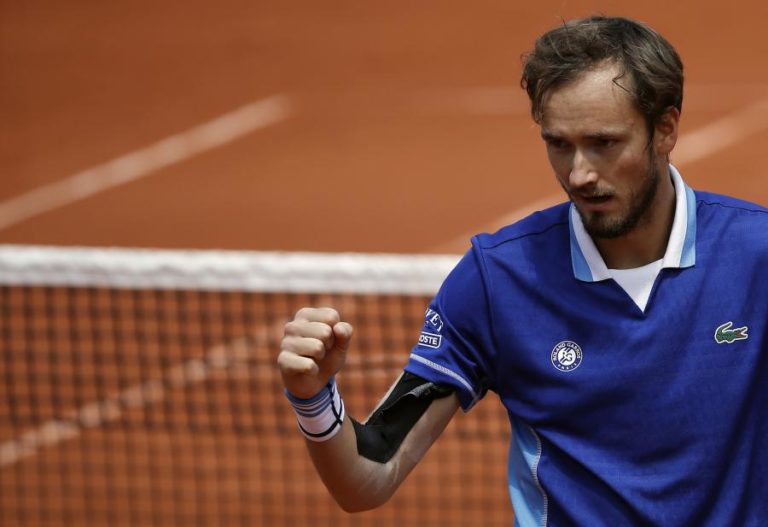 Roland Garros: Medvedev avança sem dificuldades para os ‘oitavos’