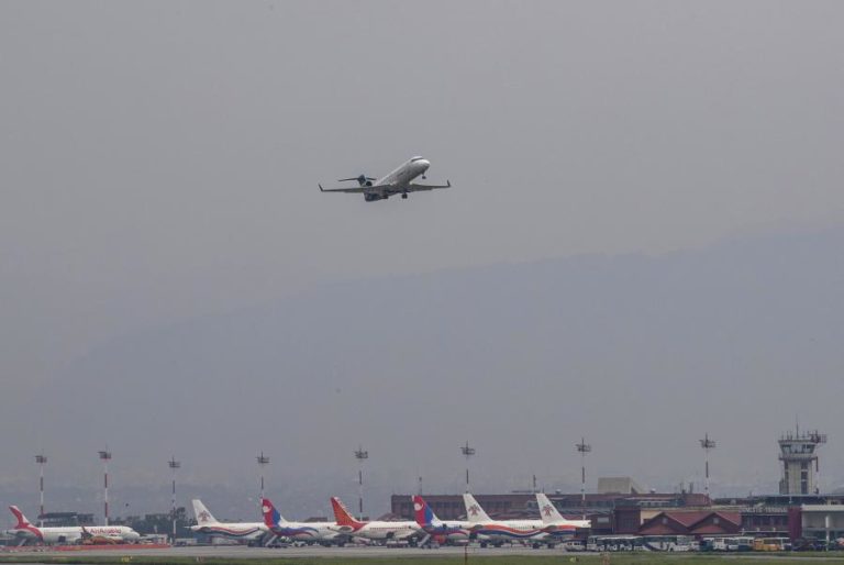 Mau tempo obriga a suspender operações de busca por avião nepalês