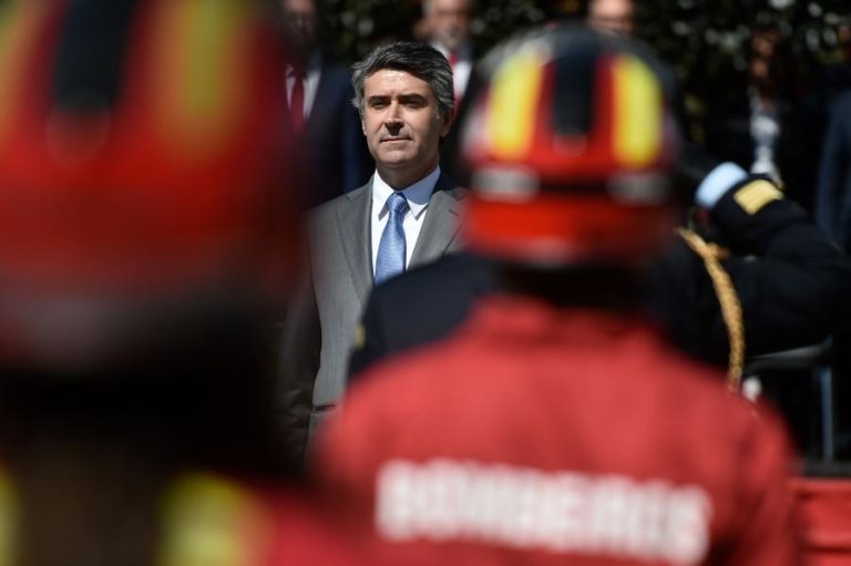 Ministro considera haver condições para enfrentar incêndios em verão “muito exigente”