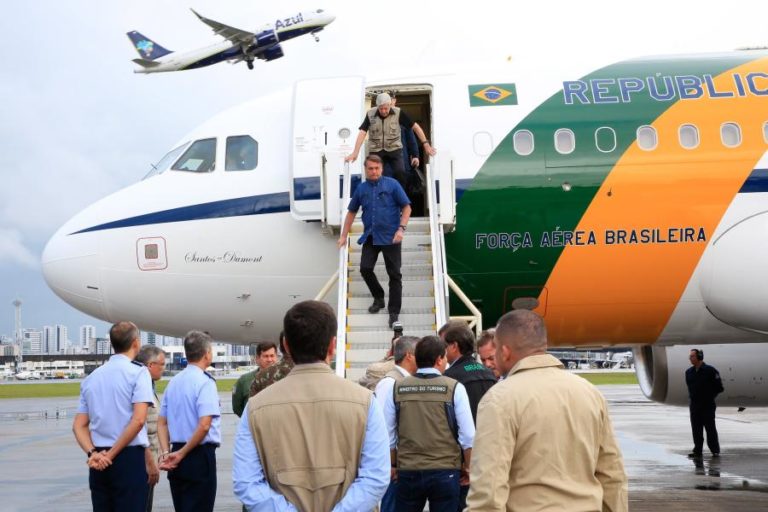 Jair Bolsonaro sobrevoa áreas e anuncia ajuda a cidades afetadas pelas chuvas no Brasil