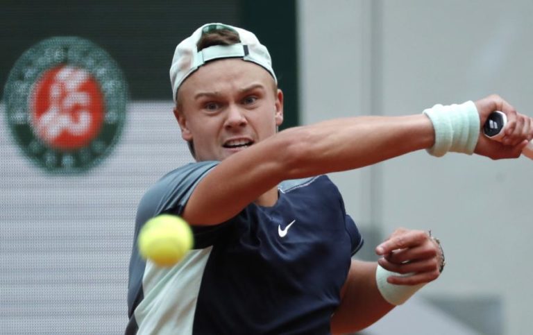Rune surpreende vice-campeão Tsitsipas e está nos quartos de final de Roland Garros