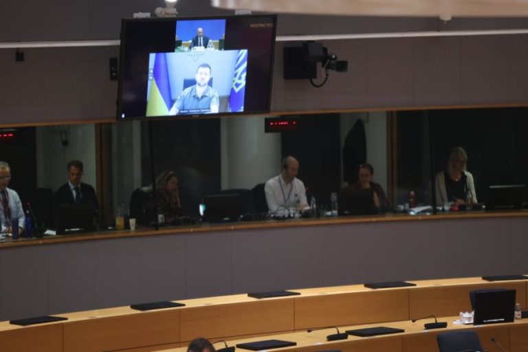 Zelensky exorta 27 a ultrapassarem “querelas internas”