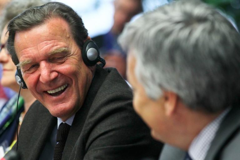 Ex-chanceler alemão Gerhard Schröder vai “ignorar” o processo de expulsão do SPD