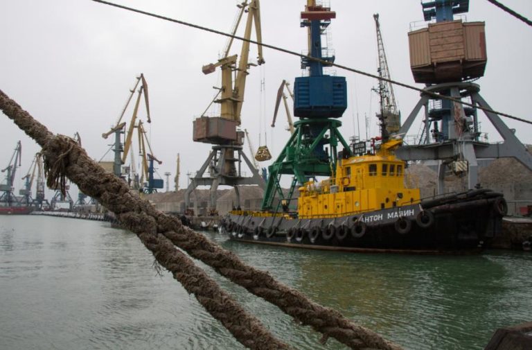 Segundo barco russo entra em Mariupol para retirar aço