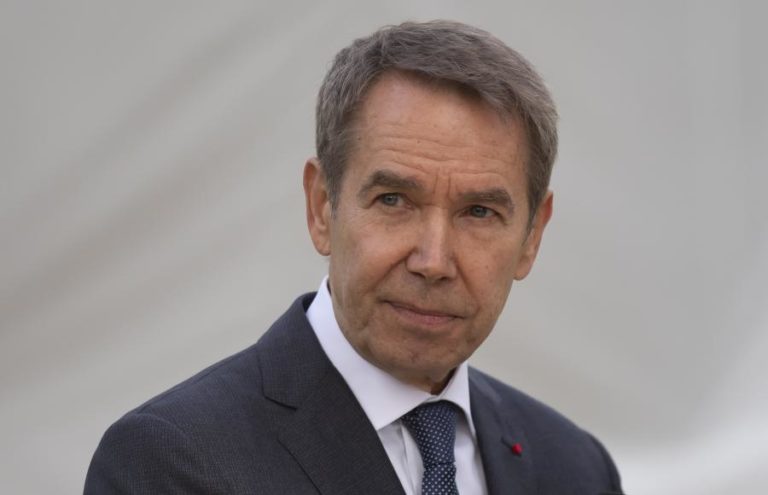 Escultura de Jeff Koons angaria cerca de 11,7 milhões de euros para Ucrânia