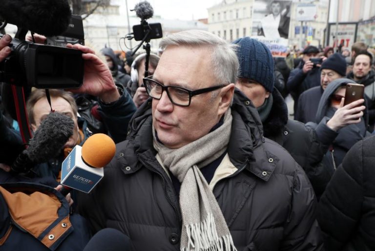 Ucrânia: Ex-primeiro-ministro de Putin anuncia que está no estrangeiro