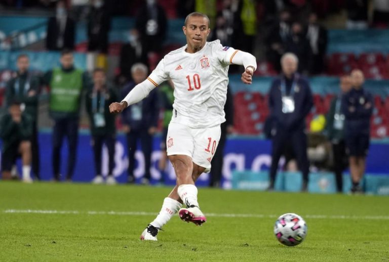 Liga das Nações: Thiago Alcântara tem lesão muscular na perna direita e desfalca Espanha