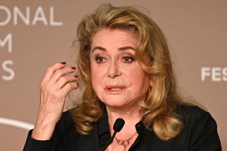Atriz Catherine Deneuve vai receber prémio de carreira no festival de Veneza