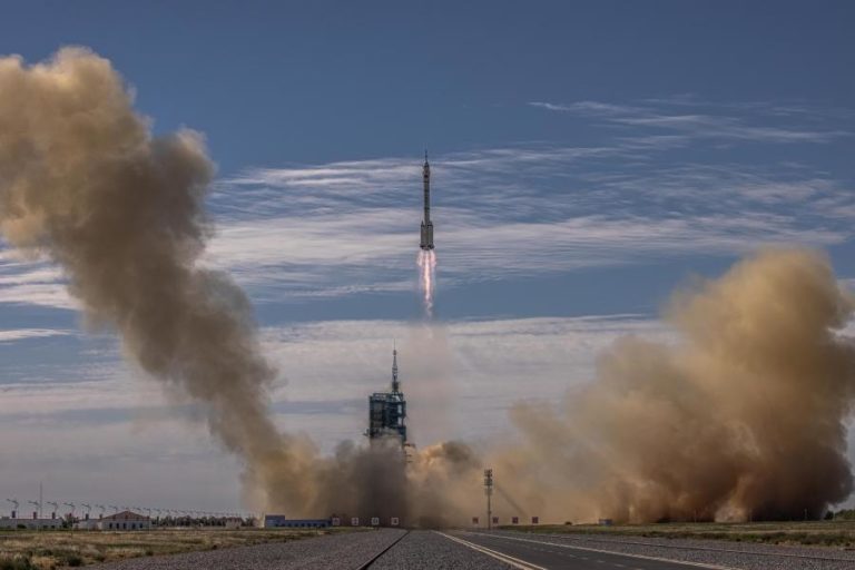 China lança mais uma missão tripulada para a estação espacial Tiangong