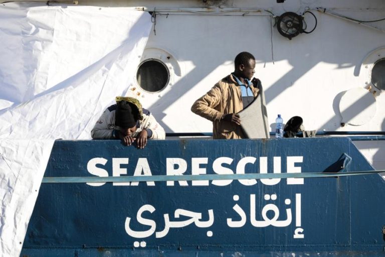 Itália autoriza desembarque de mais de 440 migrantes depois de ultimato de ONG