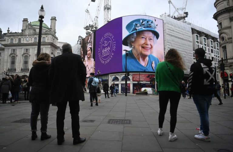 Isabel II diz que continua “determinada a servir” os britânicos