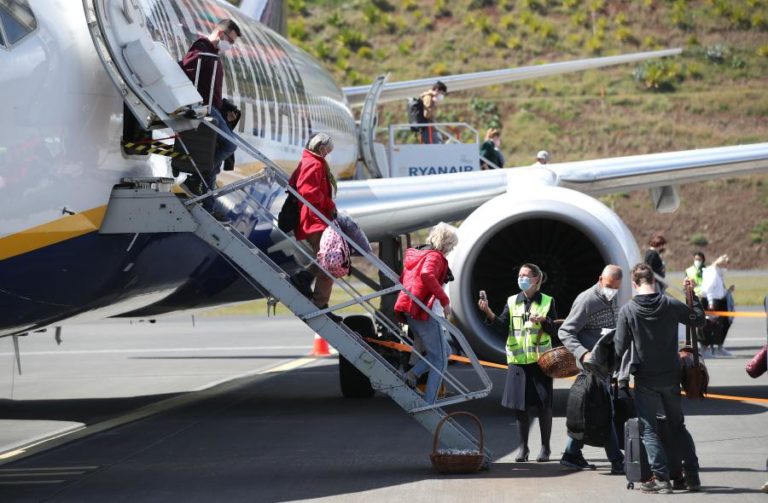 Passageiros nos aeroportos crescem 500% até abril e aproximam-se de níveis pré-pandemia