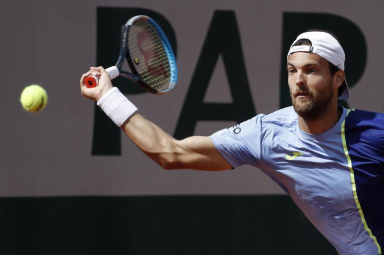 Tenista João Sousa perde na fase de qualificação para o torneio de Halle