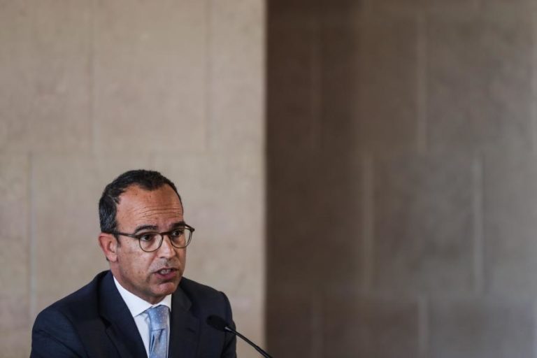 Ministro da Cultura “preocupado” com recursos humanos e situação de precários no setor