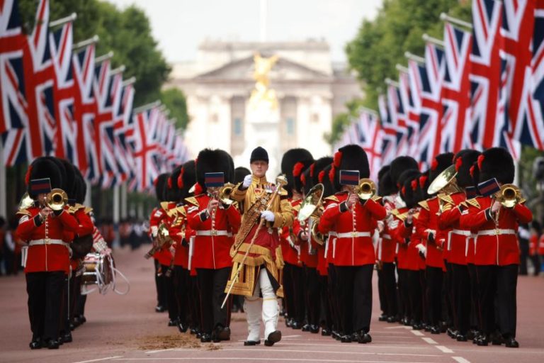Desfile militar para honrar Isabel II decorreu em Londres