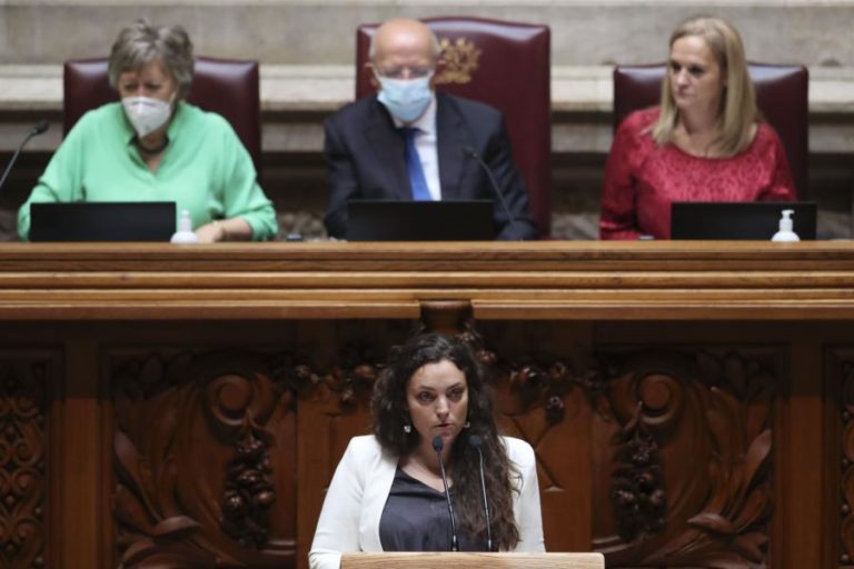 Ucrânia: AR recomenda participação de autoridades nacionais na investigação de crimes de guerra, PCP contra