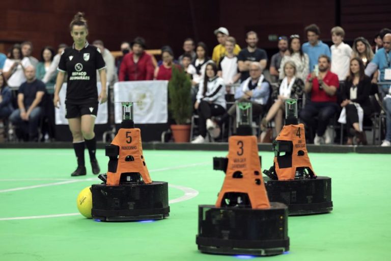 Futebol reúne aptidão humana para “antecipar” e “precisão” do robô