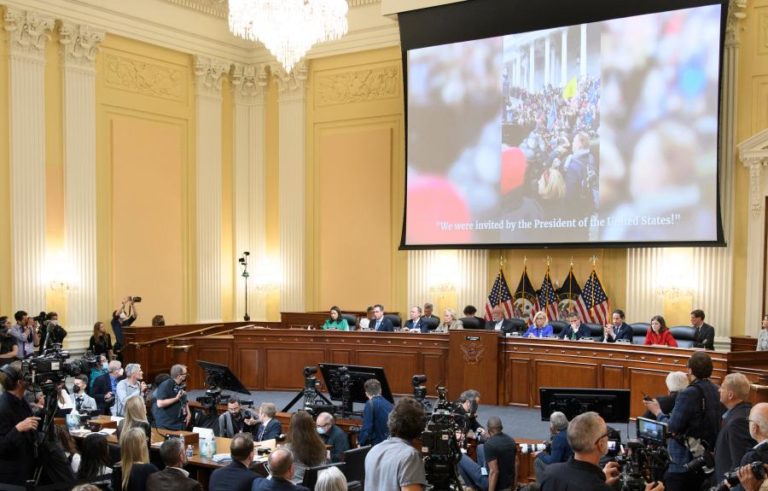 Comissão que investiga assalto ao Capitólio culpa Trump por “tentativa de golpe”