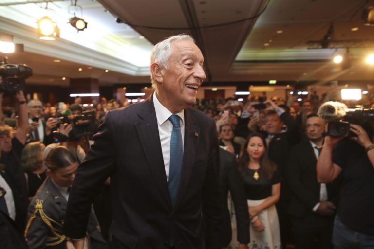 Enfermeiro que cuidou de Boris Johnson condecorado pelo Presidente da República